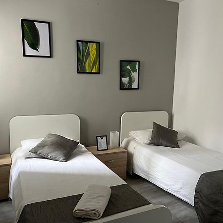 F4 Room 2, Private Room Two Single Beds Shared Bathroom Msida Luaran gambar