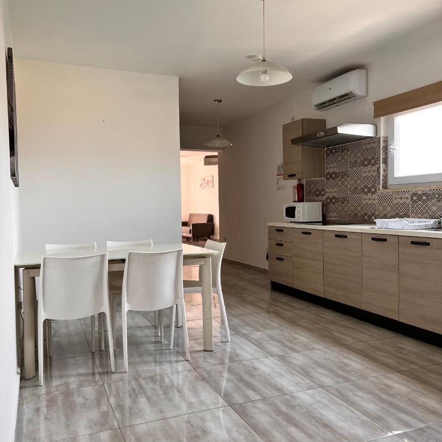 F4 Room 2, Private Room Two Single Beds Shared Bathroom Msida Luaran gambar