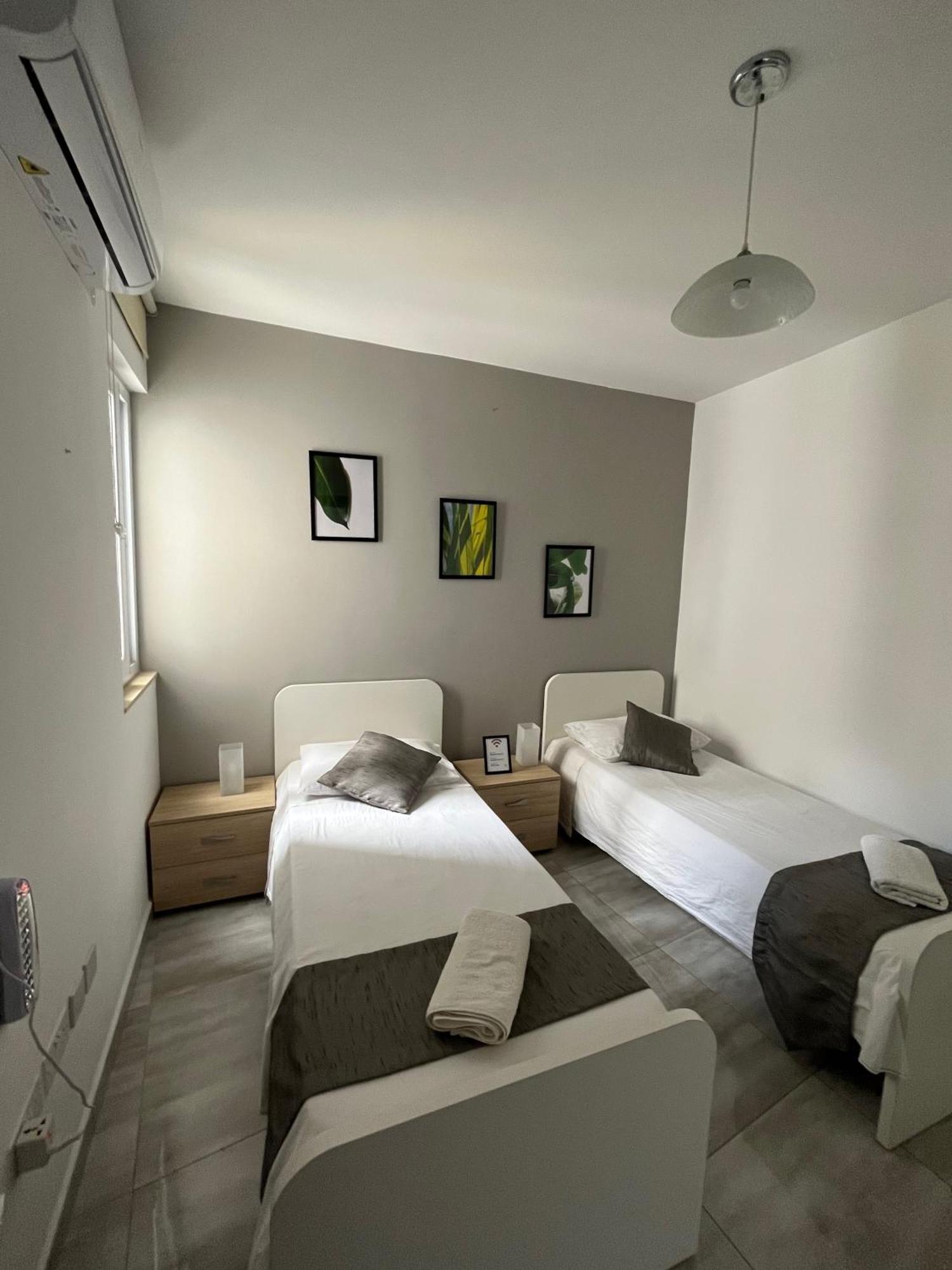 F4 Room 2, Private Room Two Single Beds Shared Bathroom Msida Luaran gambar